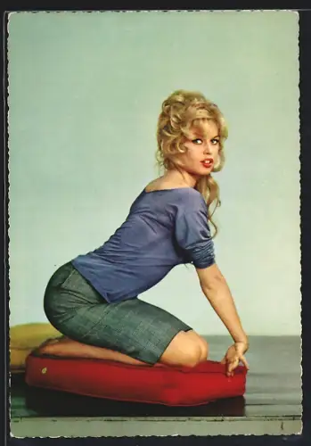 AK Schauspielerin Brigitte Bardot auf Kissen kniend porträtiert