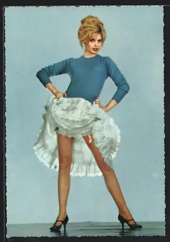 AK Schauspielerin Brigitte Bardot präsentiert ihre schönen Beine