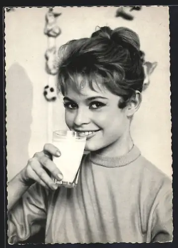 AK Portrait der Schauspielerin Brigitte Bardot mit Milchglas