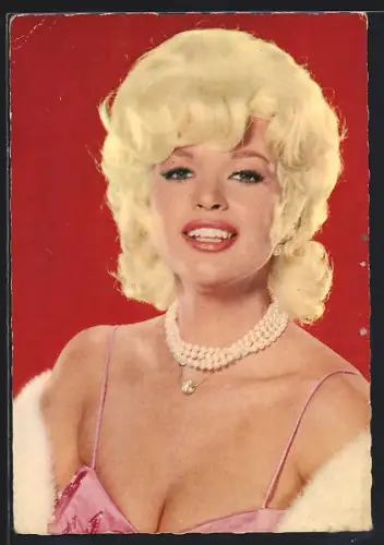 AK Schauspielerin Jayne Mansfield in erotischer Pose einer Filmrolle