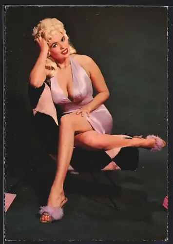 AK Jayne Mansfield räkelt sich auf einem Cocktailsessel