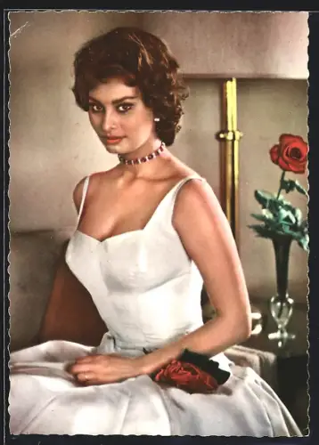 AK Schauspielerin Sophia Loren im weissen Kleid mit roten Rosen