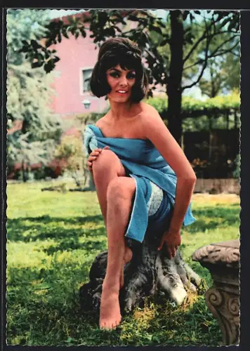 AK Michèle Mercier sitzt auf einem Baumstumpf