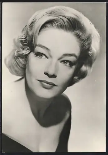 AK Simone Signoret mit ruhigem Blick, Portrait