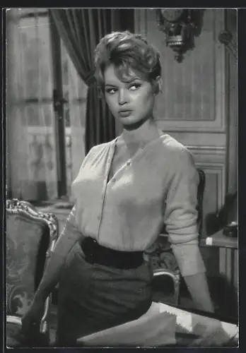 AK Schauspielerin Brigitte Bardot vor Schreibtisch stehend porträtiert
