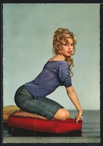 AK Schauspielerin Brigitte Bardot auf Kissen kniend porträtiert