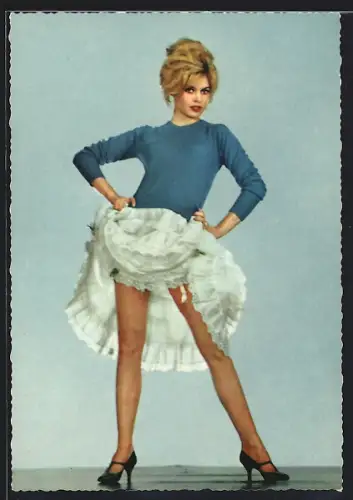 AK Schauspielerin Brigitte Bardot präsentiert ihre schönen Beine