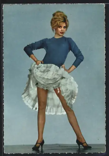 AK Schauspielerin Brigitte Bardot präsentiert ihre schönen Beine