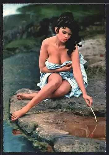 AK Schauspielerin Jayne Mansfield bedeckt mit einem Tuch