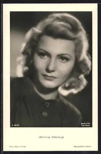 AK Schauspielerin Winnie Markus neugierig zur Seite blickend