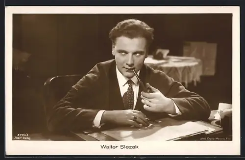 AK Schauspieler Walter Slezak mit Pfeife