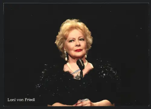 AK Schauspielerin Loni von Friedl am Mikrofon