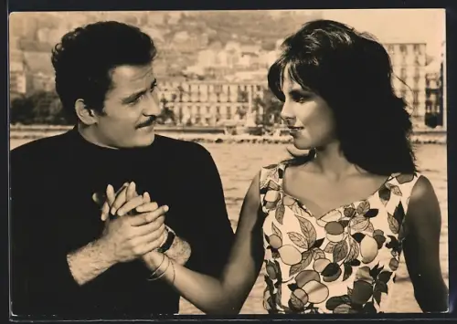 AK Schauspielerin Antonella Lualdi und Schauspieler Domenico Modugno in Rendevous in Ischia