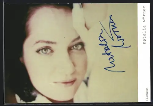 AK Schauspielerin Natalia Wörner auf einem Bett liegend, Autograph