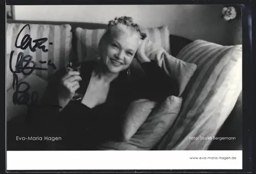 AK Schauspielerin Eva-Maria Hagen auf einem Sofa, Autograph