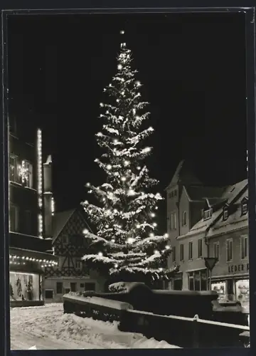 AK Münchberg, Weihnachtsbaum am Marktplatz bei Nacht