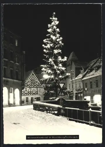 AK Münchberg /Fichtelgeb., Weihnachtsabend, verschneiter Marktplatz mit Weihnachtsbaum