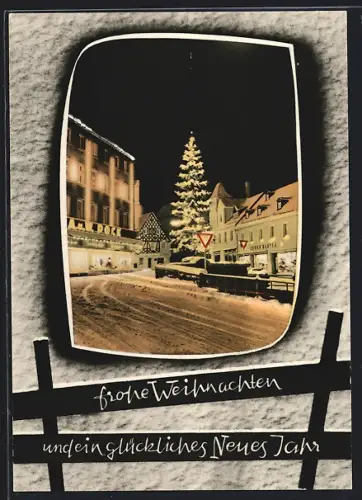AK Münchberg /Fichtelgebirge, Verschneiter Marktplatz mit Weihnachtsbaum bei Nacht