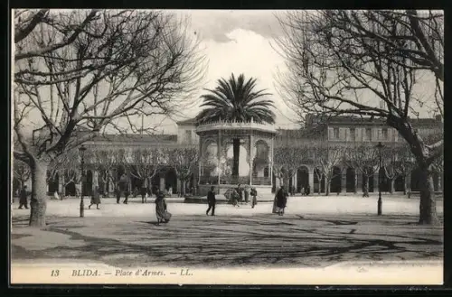 AK Blida, la place d`Armes, le kiosque, quelques passants, les arbres sans feuilles