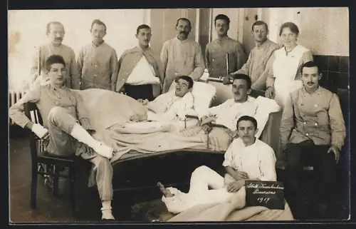 Foto-AK Pirmasens, Städt. Krankenhaus, Verwundete und Pflegepersonal 1917
