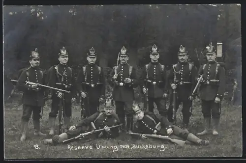 AK Bückeburg, Reserve-Übung 1909, Soldaten in Uniform
