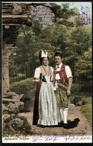 AK Junges Paar in Appenzeller Tracht neben einem Holzgebäude