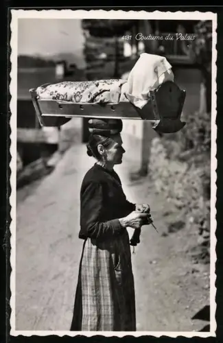 AK Valais, Coutume du Valais, Frau mit Wiege