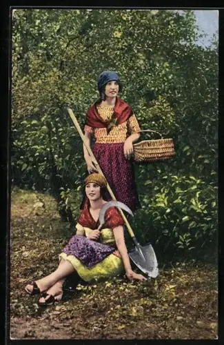 AK Tessin, Costumi Ticinesi, Zwei Schweizerinnen mit Spaten und Sichel