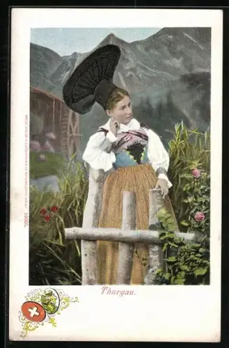 AK Thurgau, Frau in Tracht steht am Zaun