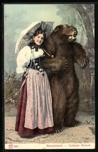 AK Junge Frau in Berner Tracht mit Schirm geht mit einem spazieren