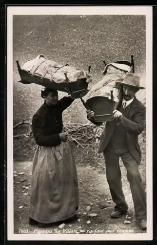 AK Paysans du Valais se rendant aux champs