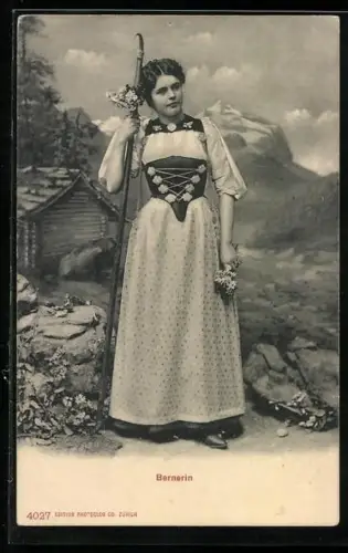 AK Hübsche Bernerin in Trachtenkleidung vor einer Gebirgskulisse