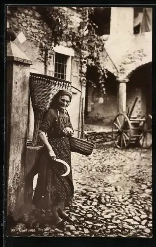 AK Tessin, Costume Ticinese, Ältere Frau mit Sichel