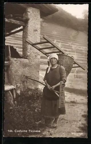 AK Tessin, Costume Ticinese, Schweizerin mit Rechen