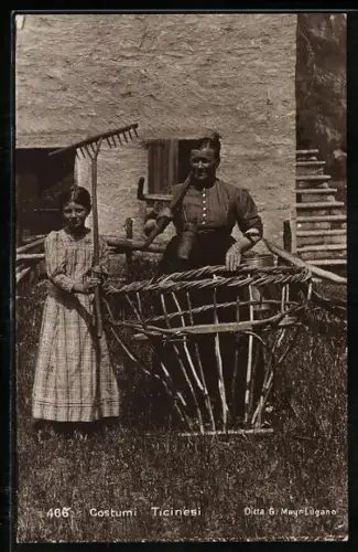 AK Tessin, Costume Ticinese, Bäuerin und Mädchen mit Rechen