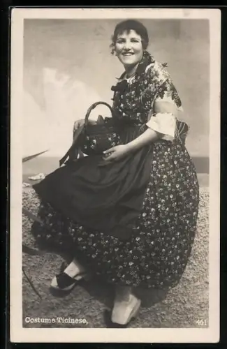 AK Tessin, Costume Ticinese, Frau in Tracht mit Korb