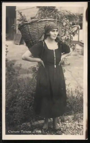 AK Schweiz, Frau mit Kiepe in Tracht des Tessin, Costume Ticinese