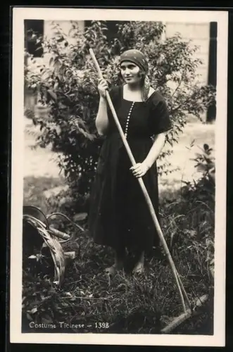 AK Tessin, Costume Ticinese, Frau mit einem Rechen