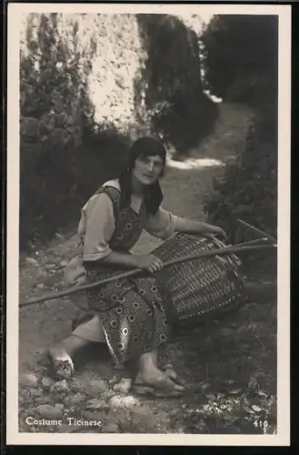 AK Costume Ticinese, junge Frau mit Rechen & Weidenkorb