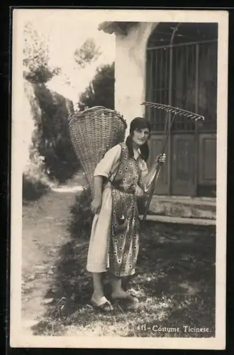 AK Tessin, Costume Ticinese, Schweizerin mit Rechen