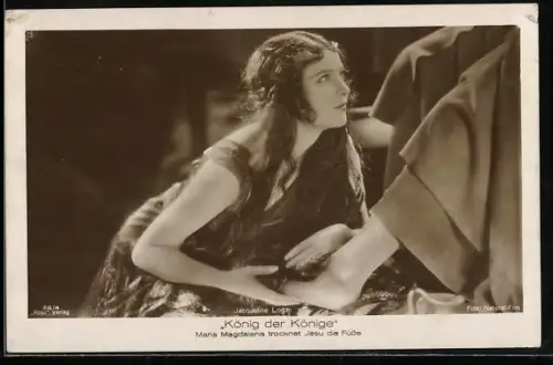 AK Filmszene aus König der Könige, Maria Magdalena trocknet Jesu die Füsse