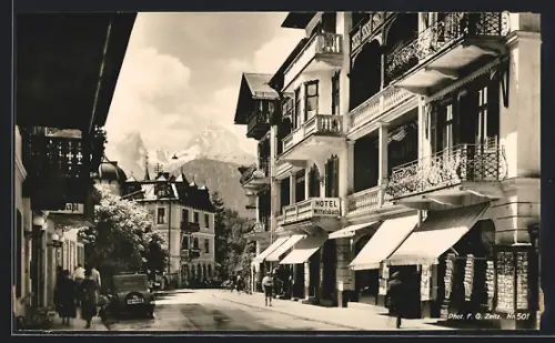 AK Berchtesgaden, Hotel Wittelsbach, Strassenszene mit Bergen