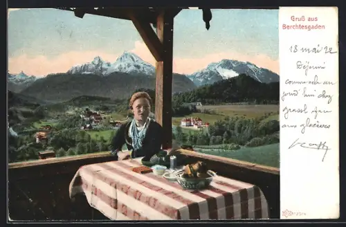 AK Berchtesgaden, Frau in Tracht auf Terrasse mit Blick auf Watzmann und Alpenpanorama