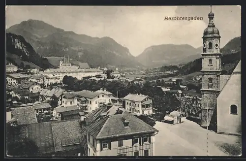 AK Berchtesgaden, Ortsansicht mit Kirche und Bergen