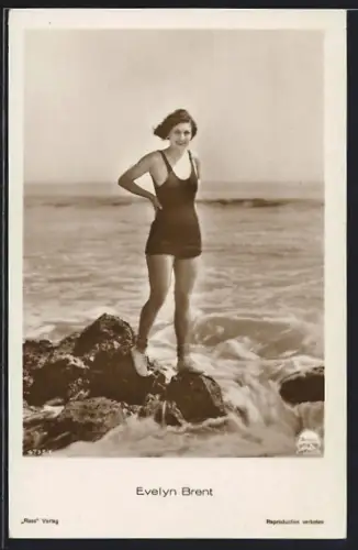 AK Schauspielerin Evelyn Brent im Badeanzug am Meer