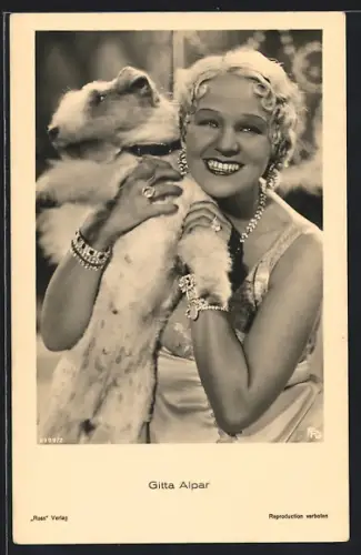 AK Schauspielerin Gitta Alpar lächelnd mit einem Hund in den Armen