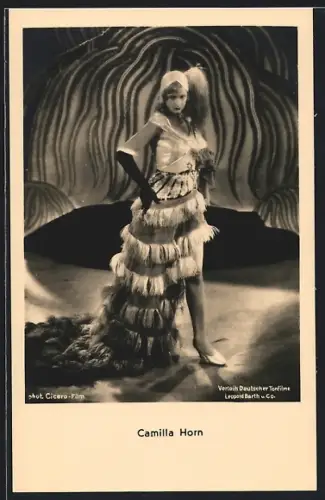 AK Schauspielerin Camilla Horn im Filmkleid