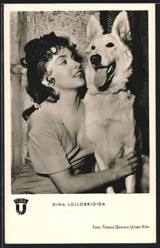 AK Schauspielerin Gina Lollobrigida mit weissem Hund