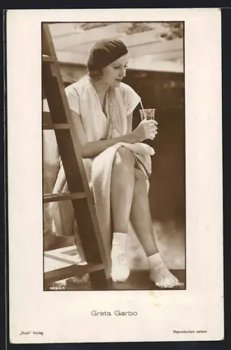 AK Schauspielerin Greta Garbo mit Stöpselhut und Cocktailglas