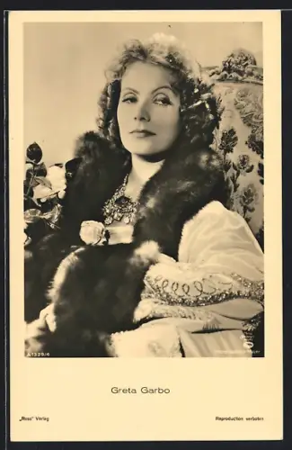 AK Schauspielerin Greta Garbo im Pelzmantel